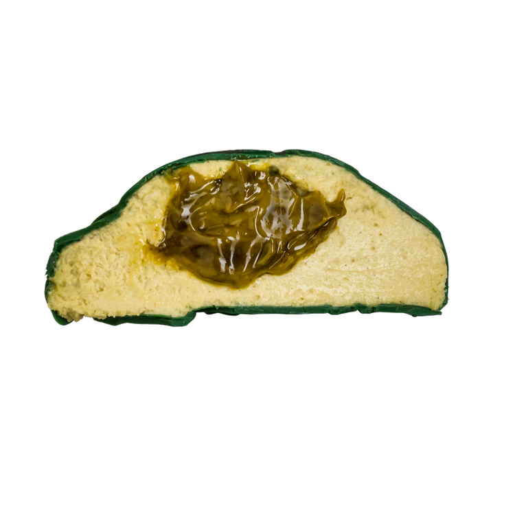 Doorsnede van de pistache mousse cake met chocolade, mousse en compote